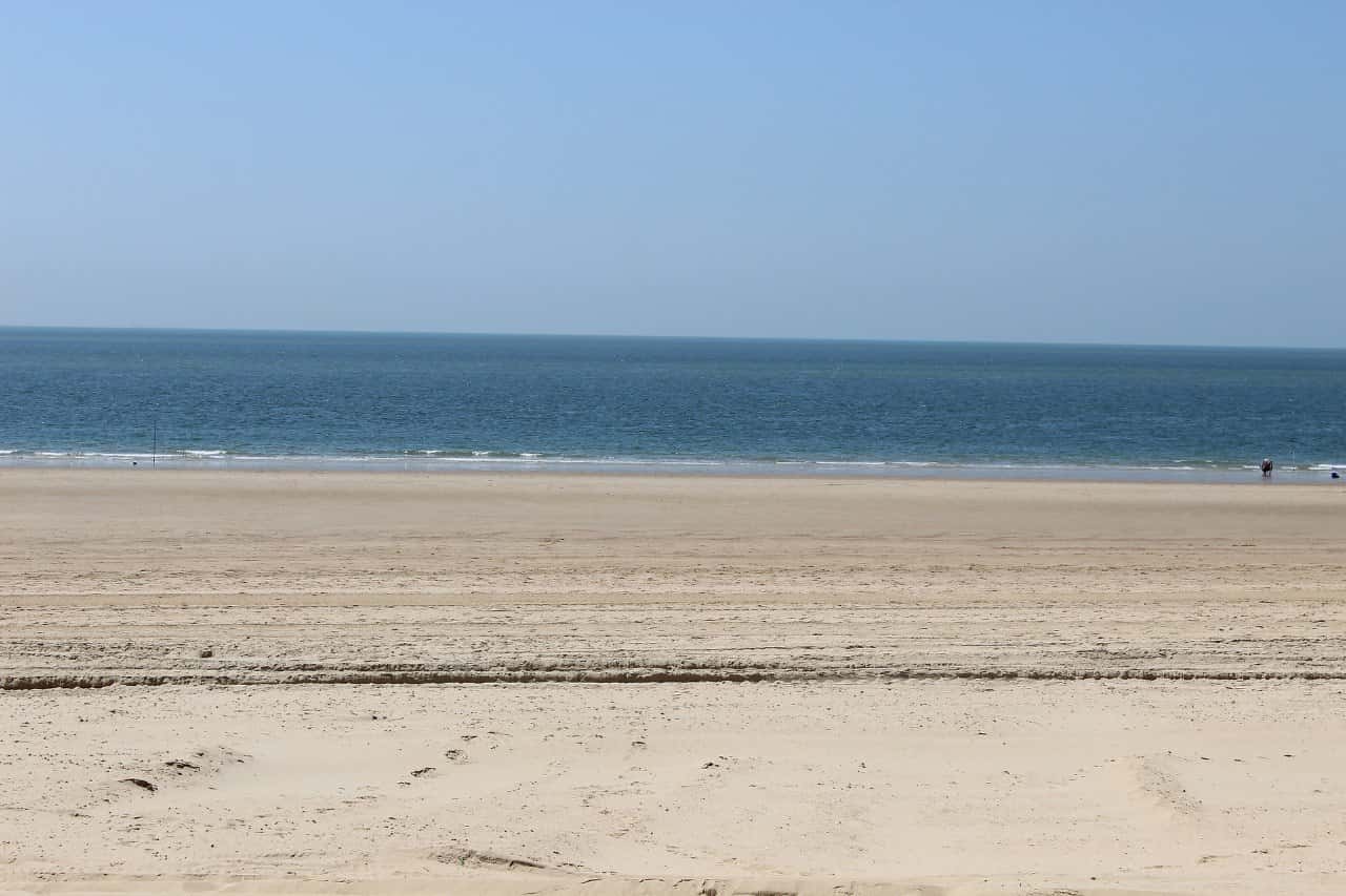 Weiter Sandstrand an der Nordsee