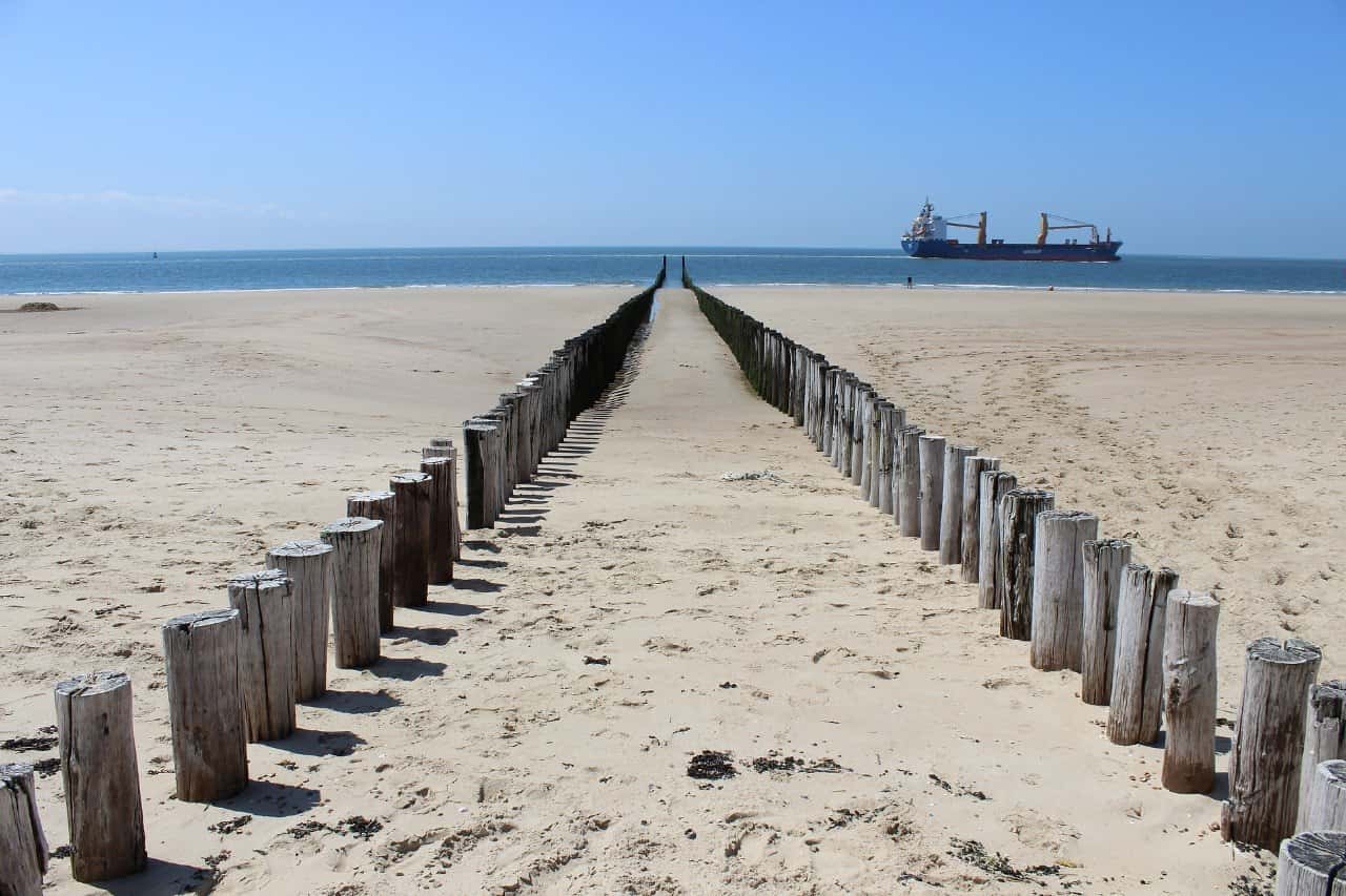 Wellenbrecher am Strand bei Vlissingen