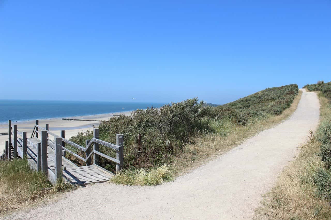 Dünenweg mit Blick auf den Strand