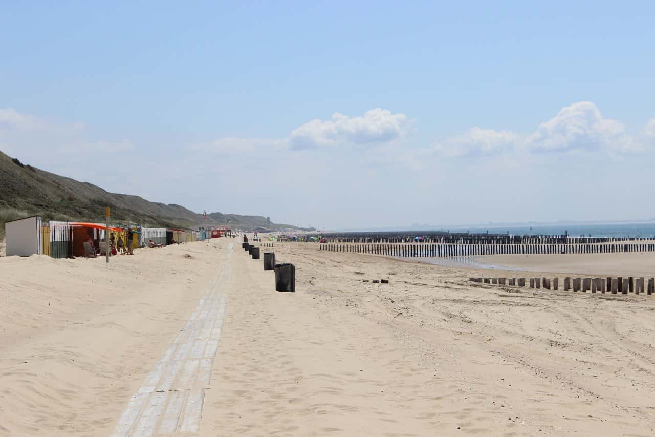 Strandpromenade mit bunten Häuschen und Wellenbrechern